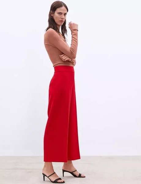 红色衣服配什么颜色裤子