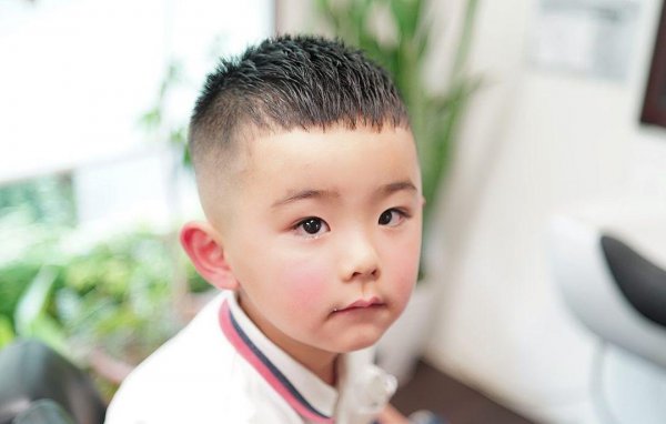 流行的儿童发型男图片