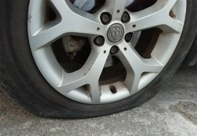 车胎没气了怎么办 汽车轮胎亏气找不到原因学学检查方法