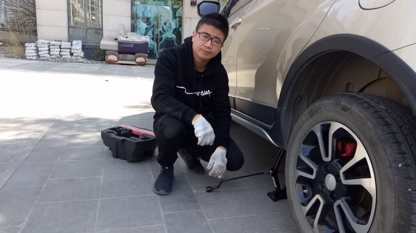 汽车千斤顶怎么操作