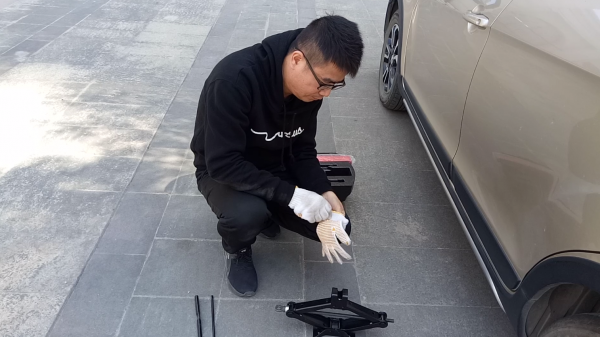 汽车千斤顶怎么操作