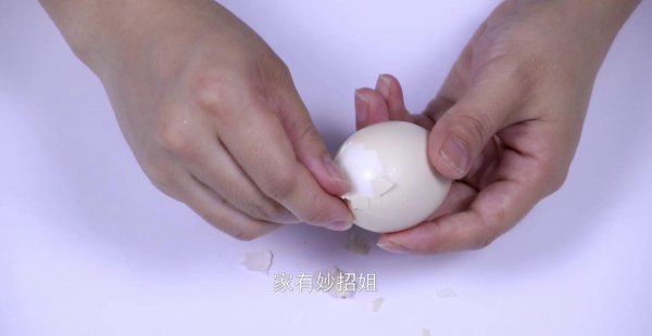 剥鸡蛋不粘皮的技巧