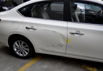 车子停路边被刮了找不到人怎么办 停车被刮车找不到肇事者怎么办？