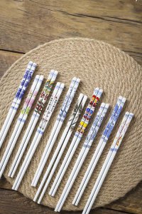 陶瓷筷子对人有害吗 陶瓷筷子的材质和优缺点