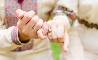 情侣戒指男女戴哪个手 情侣戒指可以戴在无名指上吗