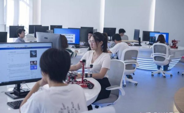 人工智能专业学什么课程？就业方向及前景如何？