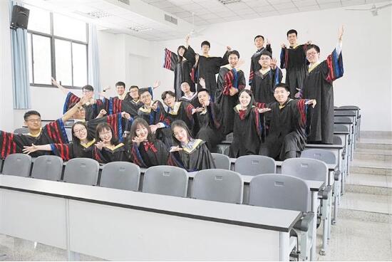大学一个班多少人