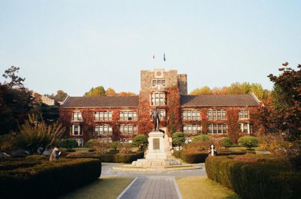 大学一个班多少人