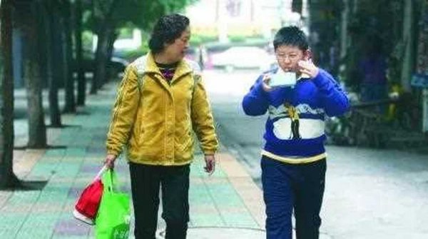 边走边吃东西对身体好不好？有什么危害？