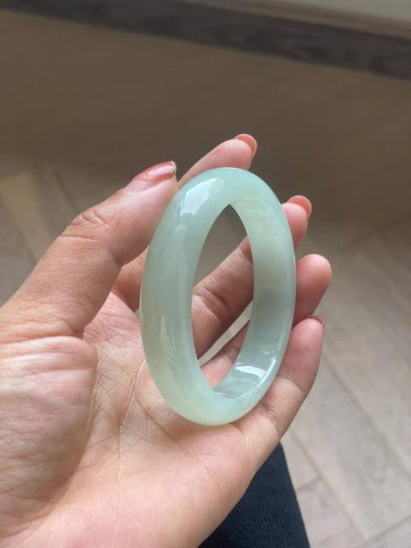 翡翠手镯什么颜色的最好看且值钱