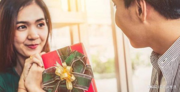 没有确定关系就收礼物的女生男生会怎么想