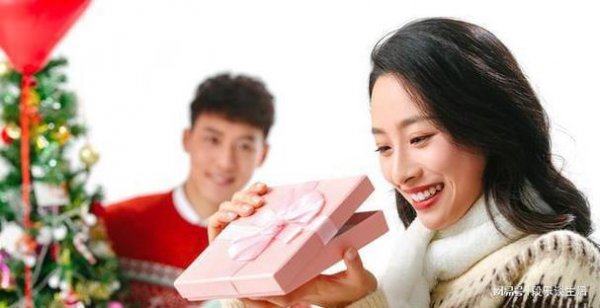 没有确定关系就收礼物的女生男生会怎么想