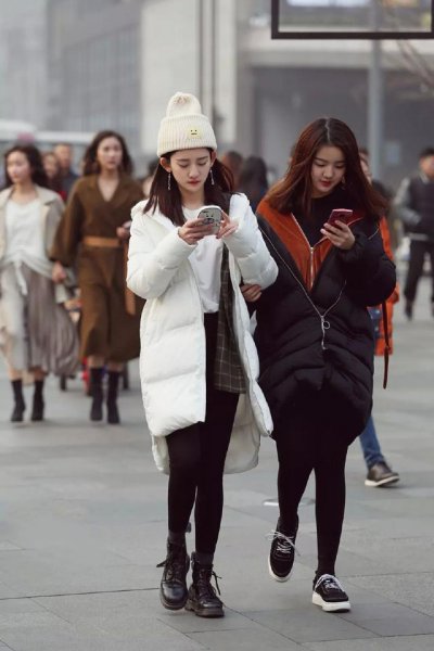 街拍那些追捧时尚的女神