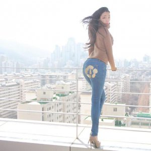 紧身牛仔裤翘臀街拍 好身材才敢穿牛仔裤穿搭