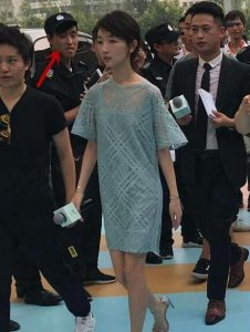 周冬雨出席活动美照 凌乱短发像足可爱小女生