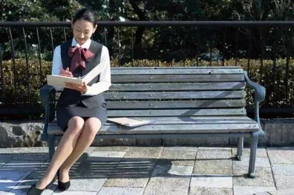 七种坐姿看出女人性格与欲望