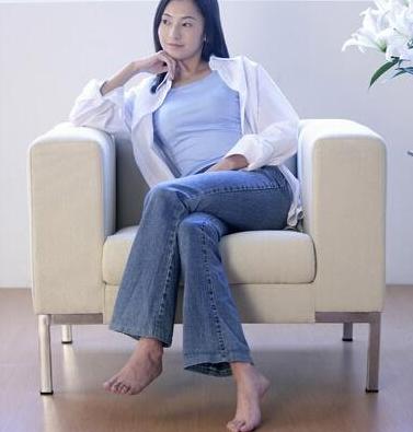 七种坐姿看出女人性格与欲望