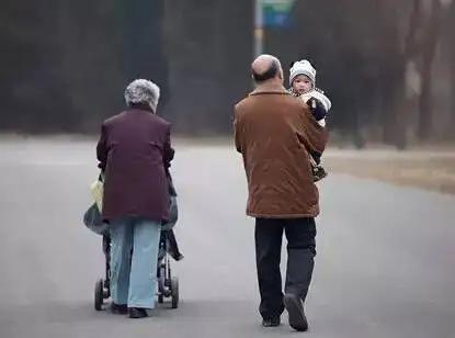 退休了一定要带孙子吗