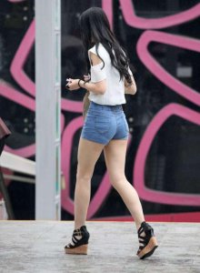 路人街拍牛仔裤南瓜臀 短裤穿出妙龄美少女范儿！