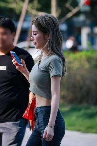 牛仔裤搭配露腰上衣美到没好友 身体好到爆炸