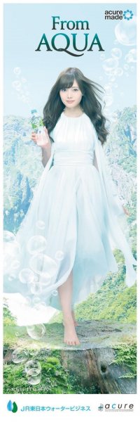 服饰时装街拍阳光下的女孩