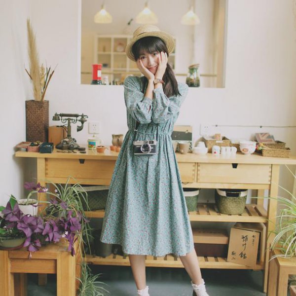 服饰时装街拍阳光下的女孩