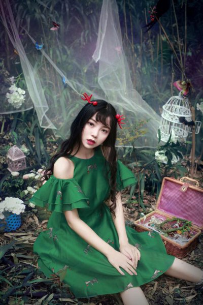 服饰时装街拍阳光下的女孩
