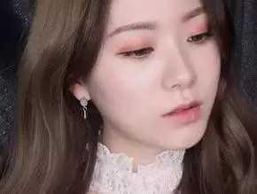 甜甜的水果妆白里透红