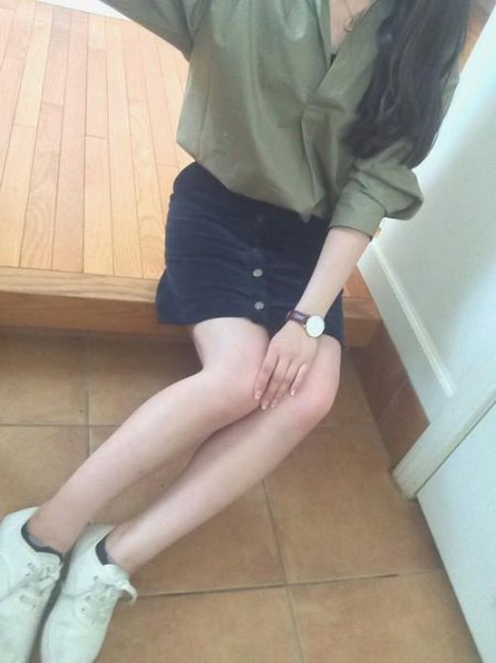 军绿色衣服搭配什么颜色好看