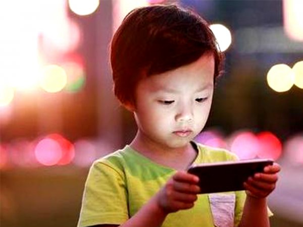 三招让孩子不玩手机