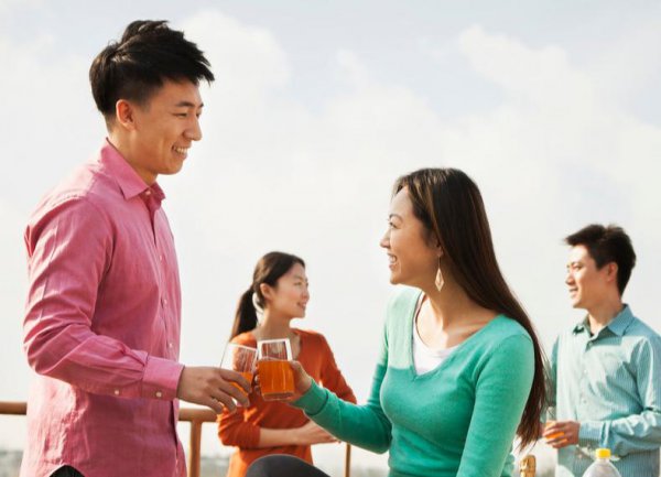 跟不熟悉的人插不进去话