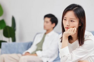 两个人冷战谁也不理谁怎么办 如何解决两个人冷战互不理睬的问题