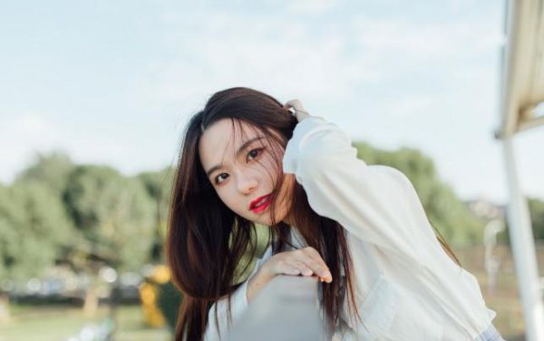 女人控制不住自己想你的表现