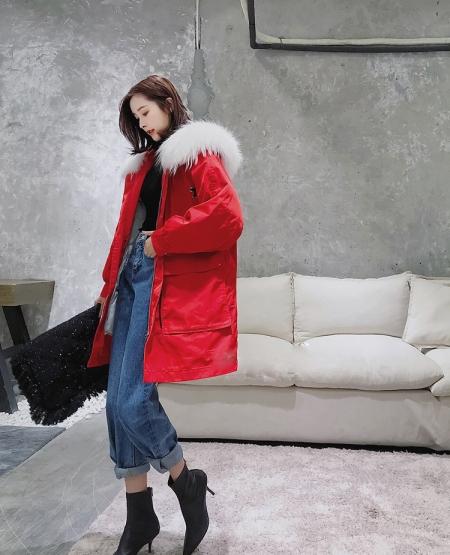 2023年流行的中国红衣服搭配