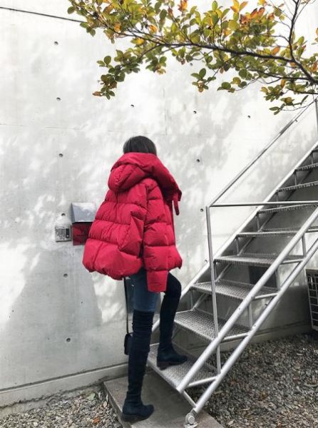 2023年流行的中国红衣服搭配