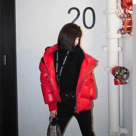 2023年流行的中国红衣服搭配