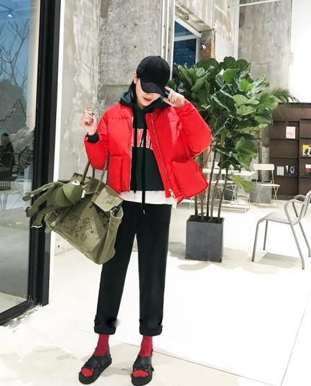 2023年流行的中国红衣服搭配
