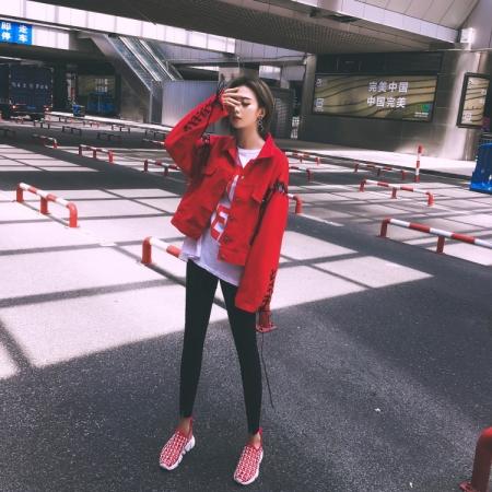 2023年流行的中国红衣服搭配