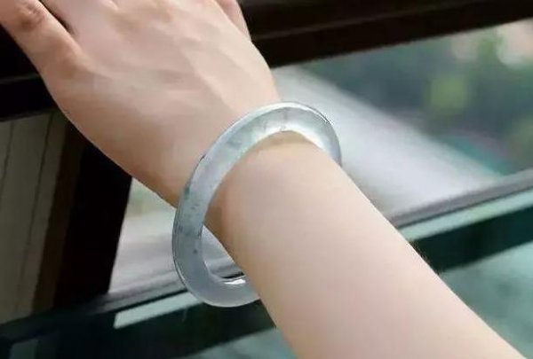 女人手上戴什么最吉利
