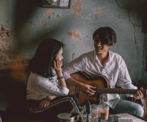 情侣聊什么能培养感情