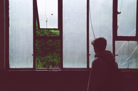 一个人变沉默说明什么