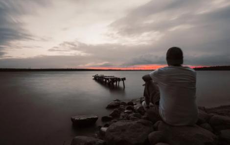 一个人变沉默说明什么