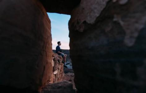 一个人变沉默说明什么