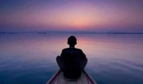 一个人变沉默说明什么