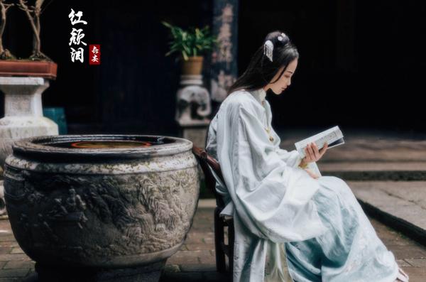 情人节继续呆在家里还要出去约会呢？要去和谁约会呢？