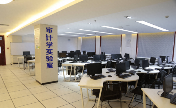 大专女生学文秘有用吗