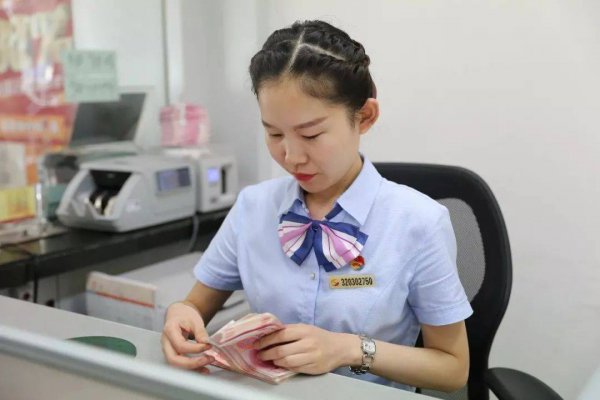 银行柜员工资多高