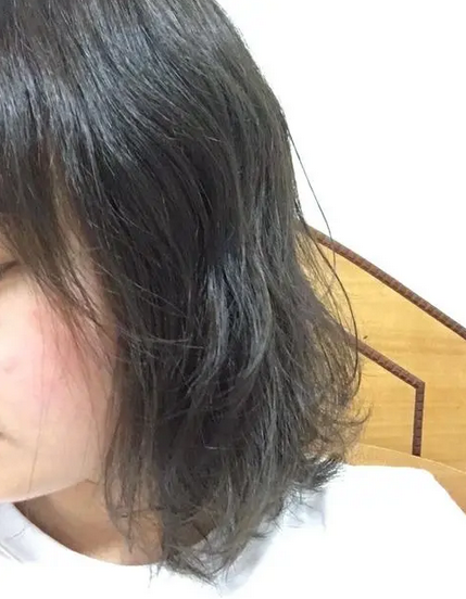 烫完头第二天软化回来了伤头发吗