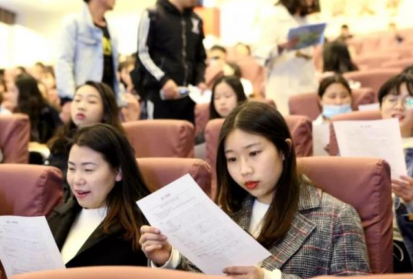 女生学广告学好就业吗