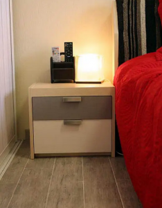 床头柜只能放一个咋办 房间太小放不下两个床头柜怎么办